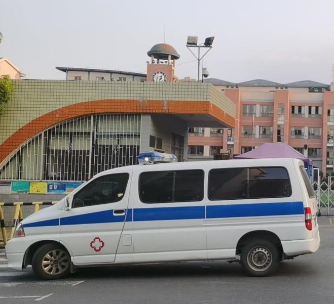 六合救护车出租护送骨折病人一公里多少钱